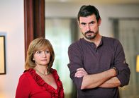 Alle unter einer Tanne – Chrissi (Johanna Gastdorf, links) und Micha (Claes Kasper Bang) schwant Übles.