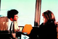 Columbo – Einige Kleinigkeiten im Gespräch mit der Anwältin Leslie Williams (Lee Grant) machen Lieutenant Columbo (Peter Falk) misstrauisch.