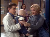 Diagnose: Mord – Grace (Leah Lail, r.) sucht ihren alten Freund Jesse (Charlie Schlatter, l.) auf und bittet ihn, ihr Baby in seine Obhut zu nehmen, so lange die Erpresser nicht gefasst sind.