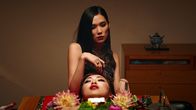 She's Just a Shadow – Irene (Tao Okamoto, hinter)