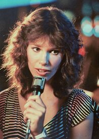 Cinderella 80 – Cindy (Bonnie Bianco), das Aschenputtel ihrer Familie, hat endlich in Rom ihren Prinzen, mit dem sie gemeinsam eine Band gründet, gefunden.