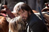 True Grit – Da die Behörden Mattie nicht helfen wollen, den feigen Mörder Tom Chaney (Josh Brolin) einzufangen, will das junge Mädchen ihn mit eigenen Mitteln seiner gerechten Strafe zuführen ...