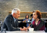 Rote Rosen – ARD ROTE ROSEN FOLGE 1557 Uhr im ERSTEN. Thomas (Gerry Hungbauer, l.) informiert Johanna (Brigitte Antonius, r.) darüber, dass er das Wassergutachten als Fälschung entlarven konnte.