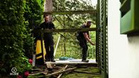 Helden des Handwerks – Marcel and his trainee Joshua replace an old wooden fence in Wuppertal.