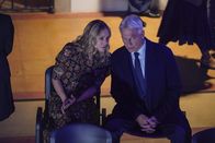 Navy CIS – Jack Sloane (Maria Bello, l.); Leroy Jethro Gibbs (Mark Harmon, r.)