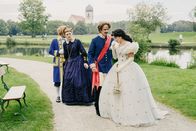 Der Alte – Trotz des tragischen Todes von König Ludwig Darstellers ist Robert Obermüller (Felix Hellmann, 2.v.r.) überzeugt davon, den geplanten Auftritt durchzuziehen - sehr zum Schock von Marilena Lieser (Lilian Mazbouh, r.) und dem Rest der Reenactment-Gruppe (Komparsen).