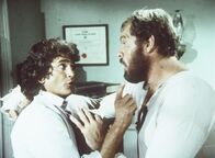 Unsere kleine Farm – Jonathan Garvey (Merlin Olsen, r.) bittet seinen Freund Charles (Michael Landon, l.) im Kampf gegen Kagan einzuspringen, da er sich beim Training an der Hand verletzt hat.