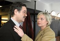 Judith Kemp – Die aufstrebende Rechtsanwältin Judith Kemp (Jennifer Nitsch) gibt ihrem Chef Stefan Walther (Gunter Berger) wieder einmal einen Korb.