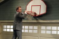 How I Met Your Mother – Barney (Neil Patrick Harris) trifft endlich seinen leiblichen Vater und ist überrascht darüber, wie sich sein Leben entwickelt hat. Denn er führt ein mehr als langweiliges Leben, was Barney sichtlich enttäuscht ...