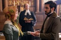 Victoria – Skerrett (Nell Hudson, l.) und Francatelli (Ferdinand Kingsley)