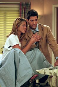Friends – Rachel (Jennifer Aniston, l.) und Ross (David Schwimmer, r.) sind bei der ersten Ultraschalluntersuchung. Im Gegensatz zu Ross kann Rachel das Kind nicht erkennen. Sie glaubt deshalb, dass sie keine gute Mutter wird.