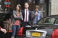 How I Met Your Mother – Machen sich Sorgen um Ted: Robin (Cobie Smulders, l.) und Barney (Neil Patrick Harris, M.) ...