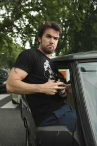 It's Always Sunny in Philadelphia – Zusammen mit seinen Freunden will Mac (Rob McElhenney) einen Road Trip starten, aber plötzlich eskaliert ein Streit ...