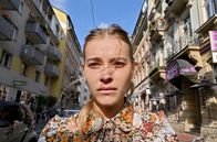 Tatort – Anna Schneider (Milena Tscharntke) verzweifelt und von Schmerzen geplagt auf offener Straße vor ihrem Café