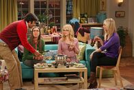 The Big Bang Theory – Während Raj (Kunal Nayyar, l.) versucht, seinen Schwarm Lucy mit einem Date in einer Bibliothek zu beeindrucken, vergnügen sich Penny (Kaley Cuoco, r.), Bernadette (Melissa Rauch, 2.v.r.) und Amy (Mayim Bialik, 2.v.l.) auf skurrile Art und Weise in Disneyland ...