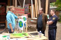 Watzmann ermittelt – Kommissar Beissl (Andreas Griebel, 2.v.r.) und Polizist Max Ruffer (Nepo Fitz, r.) befragen den Klimaaktivisten und Biologen Christian Wenzel (Benedikt Schulz, l.).