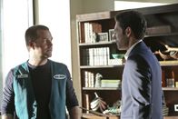 Navy CIS: L.A. – Werden von Terroristen als Geisel genommen: Callen (Chris O'Donnell, l.) und Tom Blanchard (Jordan Belfi, r.). Für Sam, Kensi und Deeks beginnt ein Wettlauf gegen die Zeit ...