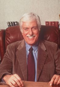 Diagnose: Mord – Der sympathische Arzt Dr. Sloan (Dick Van Dyke).