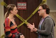 The Big Bang Theory – Geraten wegen einer Rolle in eine Krise: Penny (Kaley Cuoco, l.) und Leonard (Johnny Galecki, r.) ...
