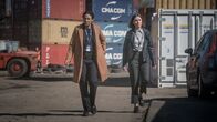 The Bay – DS Jenn Townsend (Marsha Thomason, l.) und DS Karen Hobson (Erin Shanagher, r.) werden zum örtlichen Frachthafen geschickt, da das Opfer dort in die Bucht geworfen wurde. Dass das Opfer früher dort gearbeitet hat, finden die Ermittlerinnen verdächtig.