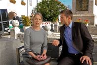 Die Rosenheim-Cops – Klara Beutner (Eva Meier, l.) reagiert fassungslos auf die Nachricht von Kommissar Hansen (Igor Jeftic, r.), dass ihr Ehemann ermordet wurde.