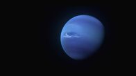 Die Planeten – Der Neptun ist ein Eisriese. In mehr als vier Milliarden Kilometer Entfernung von der Sonne ist es so kalt, dass sich Wolken aus gefrorenem Methan bilden. Mit mehr als 2000 Stundenkilometern rasen die schnellsten Winde des Sonnensystems über die Oberfläche des Planeten.