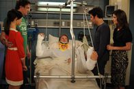 How I Met Your Mother – Barney (Neil Patrick Harris, M.), der von Teds Unfall gehört hat, will schnell ins Krankenhaus und wird prompt von einem Bus angefahren. Gemeinsam kommen Ted (Josh Radnor, 2.v.r.), Marshall (Jason Segel, 2.v.l.), Lily (Alyson Hannigan, l.) und Robin (Cobie Smulders, r.) an das Krankenbett des Weiberhelden ...