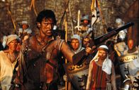 Armee der Finsternis – Ash (Bruce Campbell) wurde durch einen Zeittunnel ins Mittelalter transportiert.