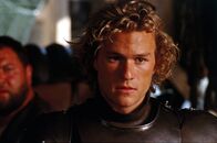 Ritter aus Leidenschaft – Als sein Herr und Meister während eines Turniers verstirbt, kommt dem jungen Junker William (Heath Ledger) eine wahnwitzige Idee: Er will sich die Rüstung des Verstorbenen überziehen und sich als sein adliger Herr ausgeben ...