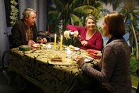 Danni Lowinski – Ein gemütliches Essen: Danni (Annette Frier, M.), Kurt (Axel Siefer, l.) und seine Freundin Erika (Sabine Bach, r.) ...