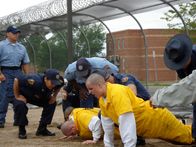 Lockdown - Hinter Gittern – Lockdown wirft einen Blick hinter die Mauern des Jugendknastes in Colorado, wo junge Schwerverbrecher in einem speziellen Camp eine Art Umerziehung absolvieren ...