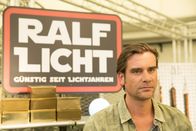 Heldt – Ralf Licht (Patrick Rapold) ist nicht begeistert, dass ausgerechnet sein Bruder Rolf, mit dem er sich nicht versteht, einen Stand gegenüber seinem auf der Bochumer "Weltraum-Convention" aufgebaut hat.