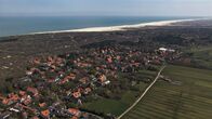 Strände Europas – Dorf Spiekeroog aus der Luft, im Hintergrund die Nordsee.