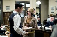 Der fremde Sohn – Christine (Angelina Jolie) wirft der Polizei mangelnde Kompetenz bei der Suchaktion um ihren vermissten Sohn vor, was Captain J. J. Jones (Jeffrey Donovan) vehement zurückweist (andere Darsteller nicht bekannt).