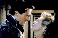 Des Königs Admiral – Kurz vor ihrer Ankunft in England treffen Kapitän Hornblower (Gregory Peck) und Lady Barbara (Virginia Mayo) unter Deck aufeinander. Sie gestehen sich ihre Liebe, die jedoch keine Zukunft hat, da beide bereits vergeben sind.