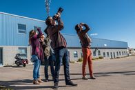 Mayday - Alarm im Cockpit – Ayr, ON - REENACTMENT - Zuschauer und Fotografen, gespielt von Darstellern im Hintergrund, blicken erwartungsvoll zum Start der Virgin Galactic SS2 auf. (Cineflix 2017/Darren Goldstein)