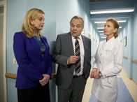 In aller Freundschaft – Prof. Simoni (Dieter Bellmann, Mitte) und Sarah Marquardt (Alexa Maria Surholt, links) haben gerade einen wichtigen Termin mit einem Pharmaunternehmer, als Oberschwester Ingrid (Jutta Kammann) dringend den Professor sprechen muss. Es geht um den Patienten Benjamin Helbig, dessen Zustand immer kritischer wird.