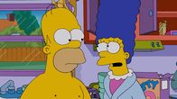 Die Simpsons – Marge (r.) macht sich große Sorgen um Homer (l.), weil er so ungesund lebt, und redet ihm immer wieder ins Gewissen. Obwohl Homer gelobt, sich zu bessern, kann er doch nicht anders, als seinen Lebensstil mit Bier, Chips und Fernsehen weiterzuführen ...