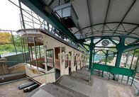 Eisenbahn-Romantik – Bergbahnen Dresden - Die Dresdner Schwebebahn ist eine von zwei Bergbahnen in Loschwitz. Der Wuppertaler Schwebebahn ähnlich, werden die beiden Wagen an einem Seil gezogen bzw. hinuntergelassen. In der Mitte der Strecke begegnen sich die Wagen auf den nebeneinander aufgeständerten Schienen.
