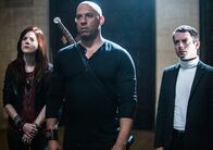 The Last Witch Hunter – Nachdem ihre Freundin in ihrer Hexen-Bar getötet wurde, schließt sich Chloe (Rose Leslie, l.) dem Hexenjäger Kaulder (Vin Diesel, M.) an, der durch einen Gedächtnis-Zauber in seiner Vergangenheit eine erschreckende Entdeckung macht, die auch seinen langjährigen, treuen Freund, den Priester Dolan (Elijah Wood, r.), betrifft ...