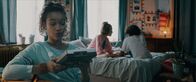 3 Hz – Ella (Cécile Enthoven) und Felix (Junes Callaert) hören Felix' Mutter Marijke (Charlotte De Decker).