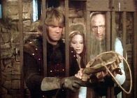 MacGyver – Cecilia (Lynne Harbaugh, l.) und Merlin (Time Winters, r.) hoffen, dass MacGyver (Richard Dean Anderson, M.) und Merlins Zauber Erfolg hat.