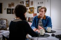 Sturm der Liebe – Shirin (Merve Çakır, l.) macht Gerry (Johannes Huth, r.) klar, dass sie Angst vor dem Kochen hat.
