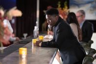 The Rookie – Nach einer Zurückweisung zieht Aaron (Tru Valentino) sich an die Bar zurück und flüchtet sich in den Alkohol, um seinen inneren Schmerz zu betäuben.