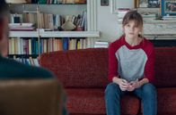 In Therapie – Camille (Céleste Brunnquell) besucht kurz nach einer Auseinandersetzung mit ihrem Vater ihren Therapeuten Philippe (Frédéric Pierrot).