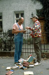 Löwenzahn Classics – Peter Lustig (l.) sucht in vielen Büchern eine schöne Geschichte.