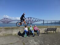 Edinburgh - die Perle Schottlands – Auch die grandiose Kulisse lockt Trial-Biker Danny MacAskill zum Trainieren an den Firth of Forth.