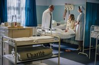 Charité – Neugeborenen-Sepsis: Prof. Helmut Kraatz (Uwe Ochsenknecht) spricht mit Patientin Sophie Meister (Pia-Micaela Barucki, M.) über ihr schwerkrankes Baby.