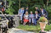 Sturm der Liebe – Sturm der Liebe feiert Jubiläum: in der Folge 3000 (voraussichtlicher Sendetermin: 20.09.2018) dreht sich passend dazu alles um den 75. Geburtstag von Werner Saalfeld und sein rauschendes Geburtstagsfest. Arbeitsfoto: Beim Dreh zur 3000. Folge (v.l.n.r.): Lorenzo Patané (Robert), Gregory B. Waldis (Alexander), Sarah Stork (Sandra), Dirk Galuba (Werner), Alexander Milz (William), Daniel Fünfrock (Moritz) und Moritz Tittel (Konstantin).