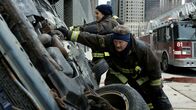 Chicago Fire – Versuchen das Auto zu kippen: Miranda Rae Mayo als Stella Kidd, Christian Stolte als Mouch